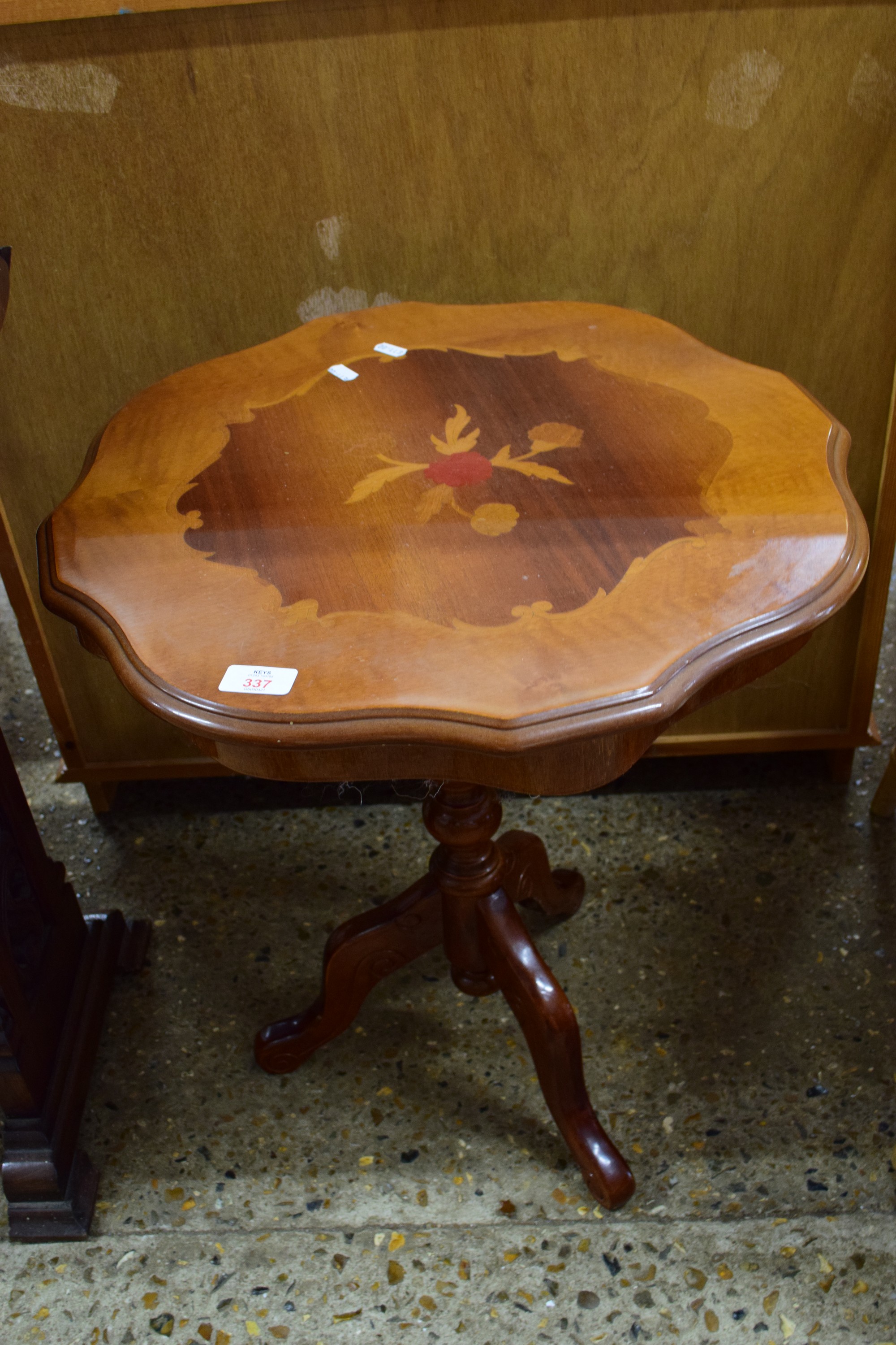 GOOD QUALITY REPRODUCTION OCCASIONAL TABLE WITH SCALLOPED EDGE, APPROX 53CM DIAM MAX