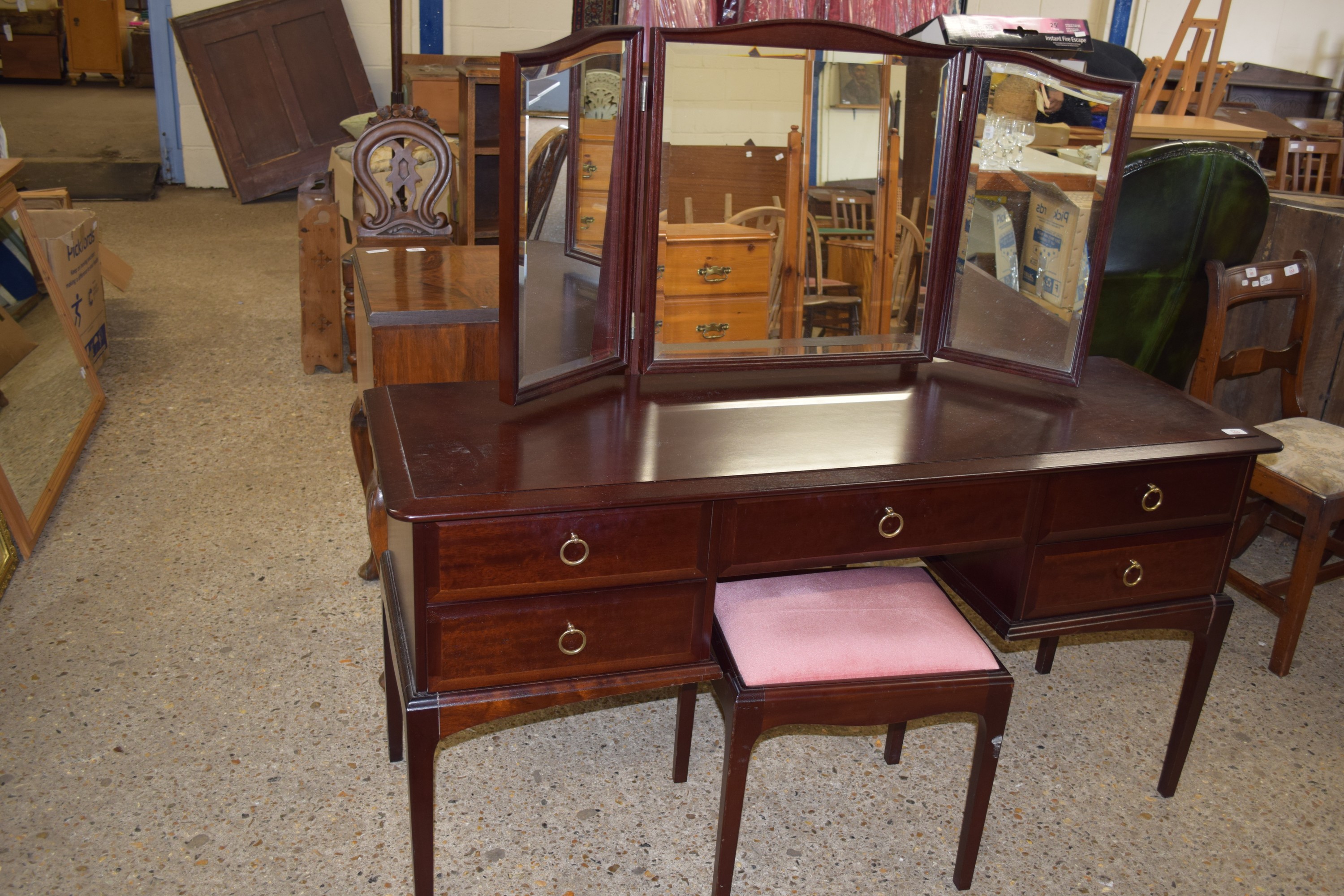 MODERN DRESSING TABLE WITH TRIPTYCH MIRROR ABOVE, LENGTH APPROX 143CM TOGETHER WITH MATCHING