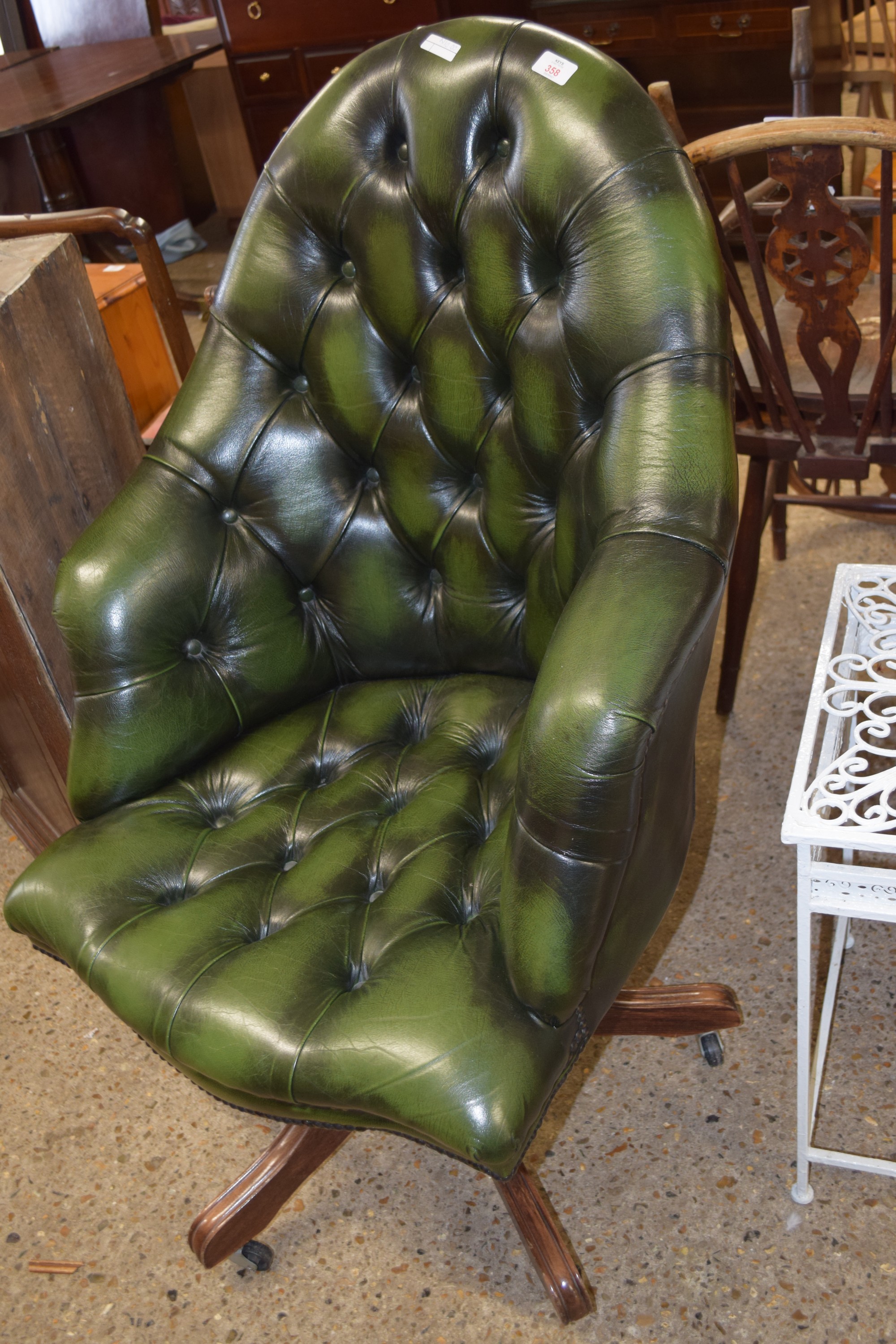 IMPRESSIVE REPRODUCTION BUTTON BACK OFFICE CHAIR, WIDTH APPROX 68CM