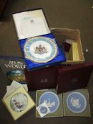 BOX CONTAINING VARIOUS CHINA TO INCLUDE BOXED BLUE AND WHITE WEDGWOOD PLATES, BOXED SPODE COLLECTORS