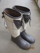 BAG CONTAINING LAURA ASHLEY SIZE 4 WELLINGTON BOOTS