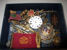 SMALL TRAY CONTAINING VARIOUS BADGES, MEDALS ETC