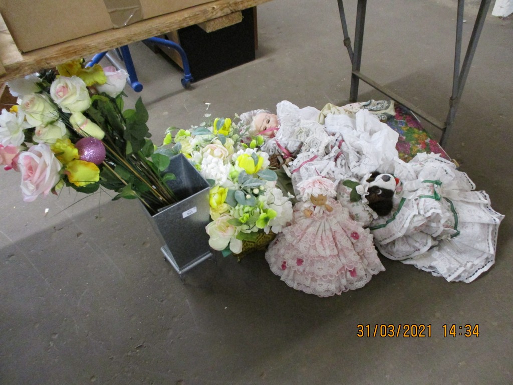 MIXED LOT TO INCLUDE FAKE FLOWERS, COLLECTORS LACE DOLLS ETC