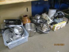 GOOD QUANTITY OF KITCHEN WARES TO INCLUDE SAUCEPANS, GLASS DISHES, TEA POTS ETC