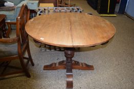 OAK CIRCULAR EXTENDING PEDESTAL TABLE, APPROX 112CM DIAM