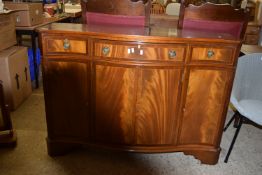 GOOD QUALITY EARLY 20TH CENTURY MAHOGANY SERPENTINE FRONT SIDEBOARD WITH STRUNG CROSS BANDED