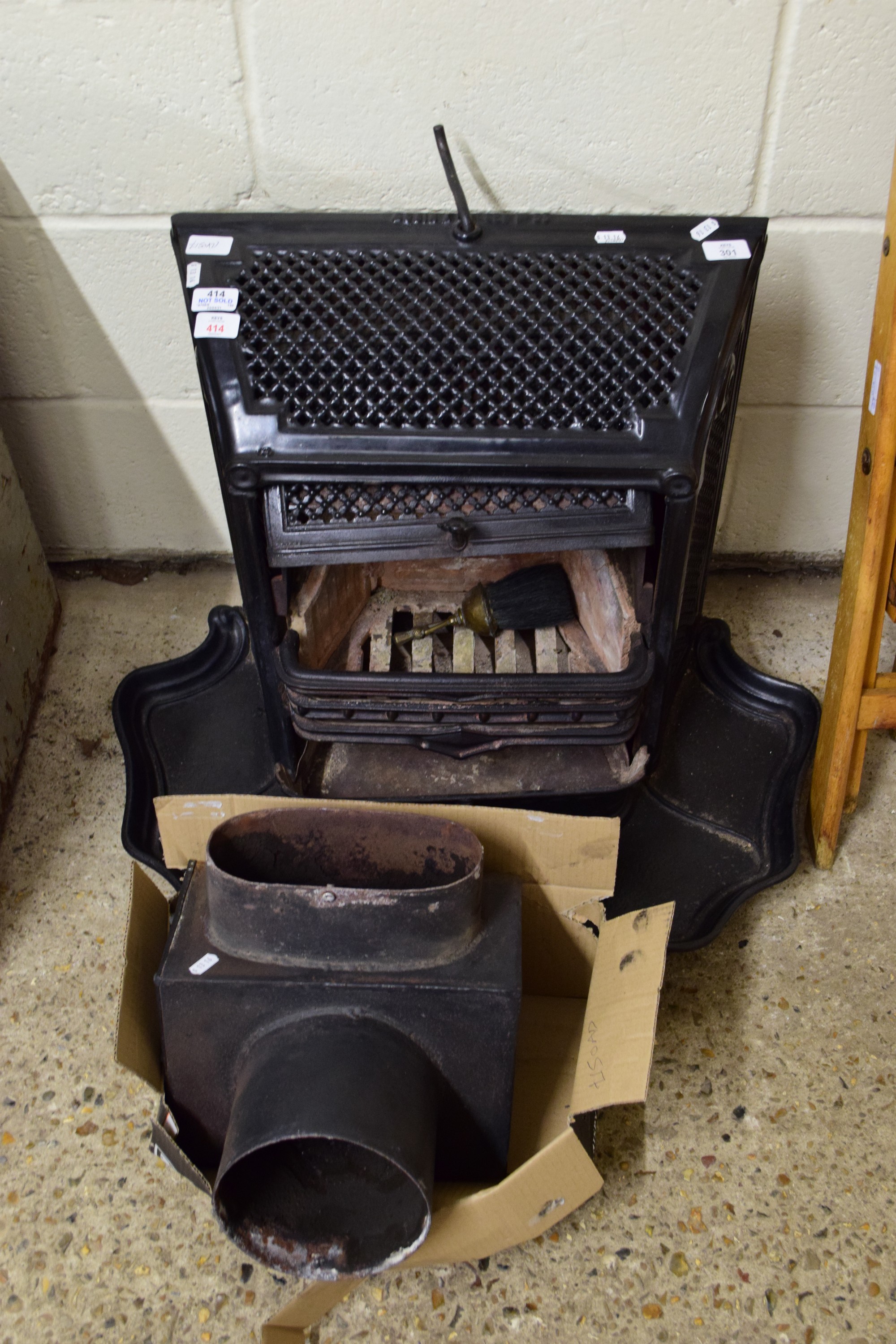 VINTAGE CAST IRON WOOD BURNING STOVE, MAX WIDTH APPROX 75CM - Image 2 of 2