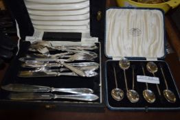 BOXED SET OF ART DECO TEA SPOONS BY THE GOLDSMITHS AND SILVERSMITHS COMPANY, TOGETHER WITH A SET