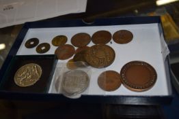 SMALL TRAY CONTAINING COINAGE INCLUDING A CROWN, FRENCH F20 COIN, MEDALS FROM THE ROYAL NATIONAL