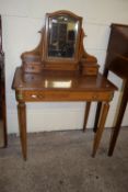 EDWARDIAN SMALL MIRROR BACK DRESSING TABLE WITH CROSS BANDED STRUNG AND MOUNTED GILT DECORATION