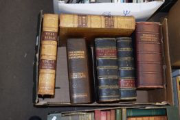 BOX CONTAINING MIXED BOOKS TO INCLUDE HOLY BIBLE, THE CONCISE HOUSEHOLD ENCYCLOPAEDIA ETC