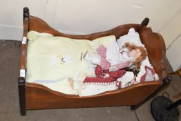 20TH CENTURY CHILD'S COT ON CASTERS TOGETHER WITH TWO COLLECTOR DOLLS AND BEDDING, THE COT 83CM