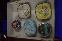 BOX CONTAINING CLOISONNE ITEMS, SMALL DISHES, CIRCULAR DISH ETC