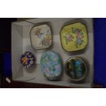 BOX CONTAINING CLOISONNE ITEMS, SMALL DISHES, CIRCULAR DISH ETC