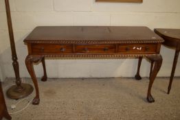 IMPRESSIVE REPRODUCTION THREE-DRAWER SIDE TABLE RAISED ON BALL AND CLAW FEET, LENGTH APPROX 140CM