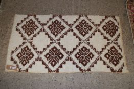 GEOMETRICALLY PATTERNED BEDSIDE RUG, APPROX 130 X 70CM