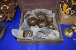 BOX CONTAINING 8 BOWLS