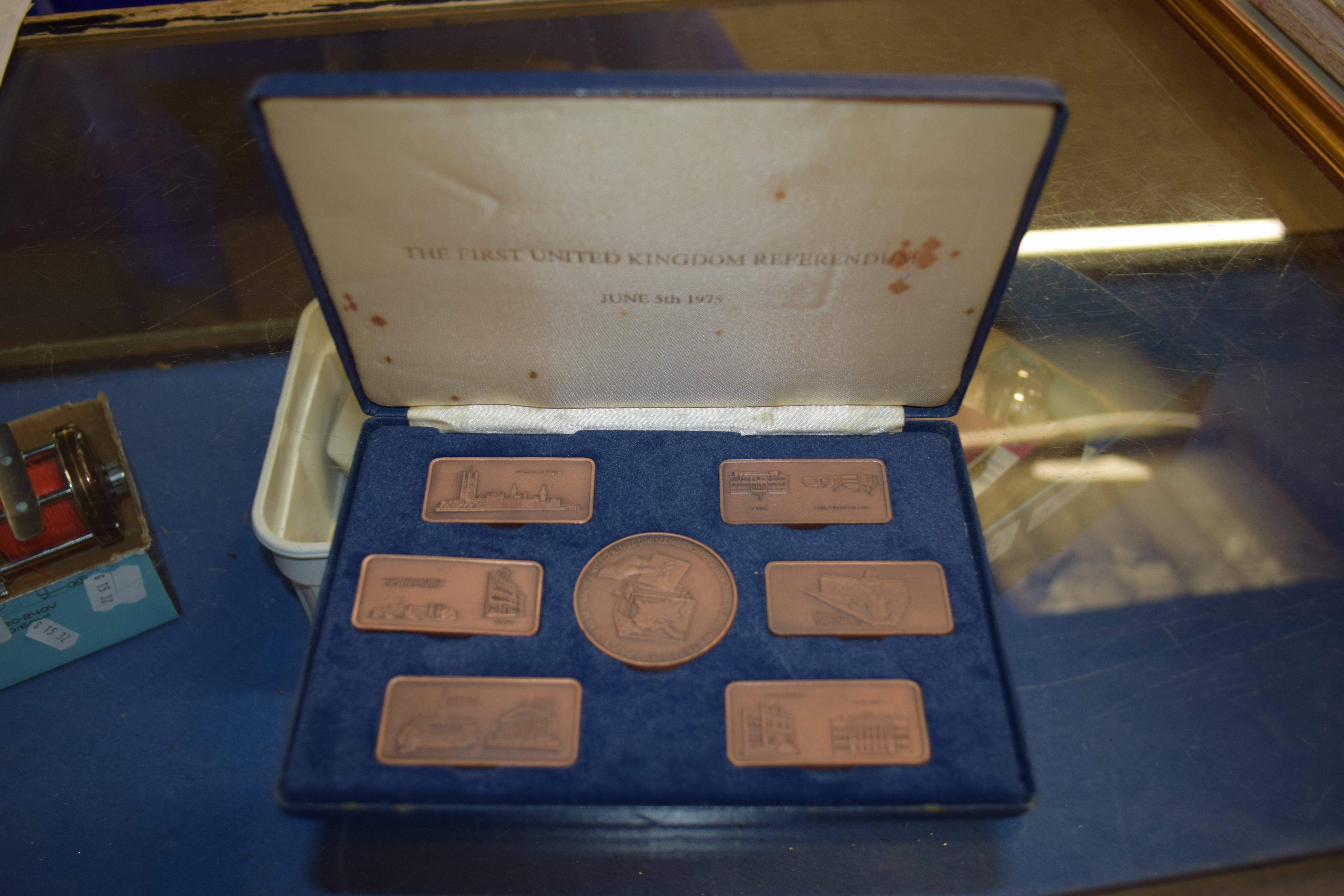 BOX FROM THE BIRMINGHAM MINT WITH PLAQUES FOR FOREIGN COUNTRIES FROM THE FIRST EEC REFERENDUM JUNE - Image 2 of 2