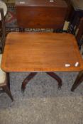 SMALL MAHOGANY SIDE OR COFFEE TABLE WITH CROSS BANDED DECORATION TO TOP, APPROX 71 X 48CM