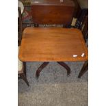 SMALL MAHOGANY SIDE OR COFFEE TABLE WITH CROSS BANDED DECORATION TO TOP, APPROX 71 X 48CM