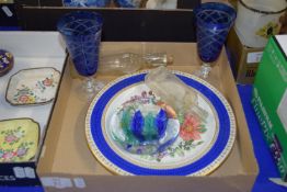 SMALL TRAY CONTAINING GLASS WARES, TWO BLUE GLASS WINE GLASSES, A PLATE WITH FLORAL DECORATION