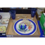 SMALL TRAY CONTAINING GLASS WARES, TWO BLUE GLASS WINE GLASSES, A PLATE WITH FLORAL DECORATION