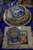 CERAMIC ITEMS INCLUDING A DELFT CIRCULAR BOX AND COVER, ITALIAN DISH PAINTED WITH FLOWERS ETC