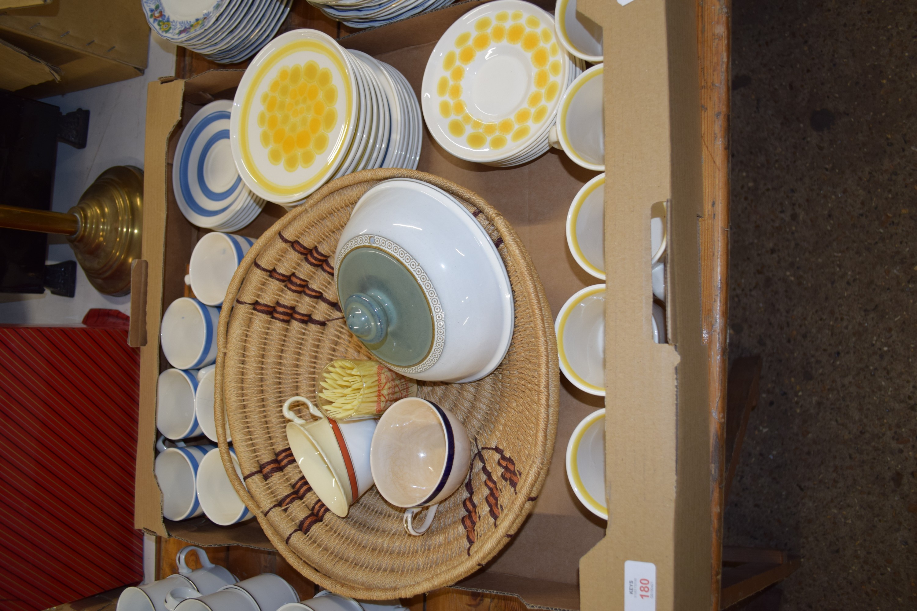 MAINLY KITCHEN CERAMICS INCLUDING CUPS AND SAUCERS WITH BLUE AND WHITE DESIGN, PLATES IN A