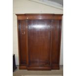 BREAK FRONT MAHOGANY TRIPLE BOOKCASE WITH STRUNG AND INLAID DECORATION, WIDTH APPROX 164CM