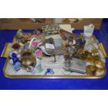 SMALL TRAY OF CERAMIC ITEMS INCLUDING BIRD MODELS, ROBIN, GOLDCREST, THRUSH ETC