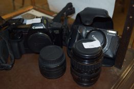MIXED LOT OF CAMERAS TO INCLUDE A CASED CANON POWERSHOT G5 5MGPXL CAMERA AND A CANON E05650 AND