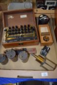 TRAY CONTAINING VARIOUS VINTAGE SCIENCE EQUIPMENT