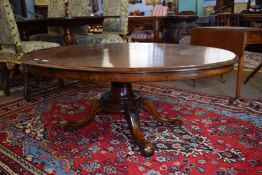 Victorian mahogany loo table raised on quadruped feet to a central turned pedestal, approx 135 x