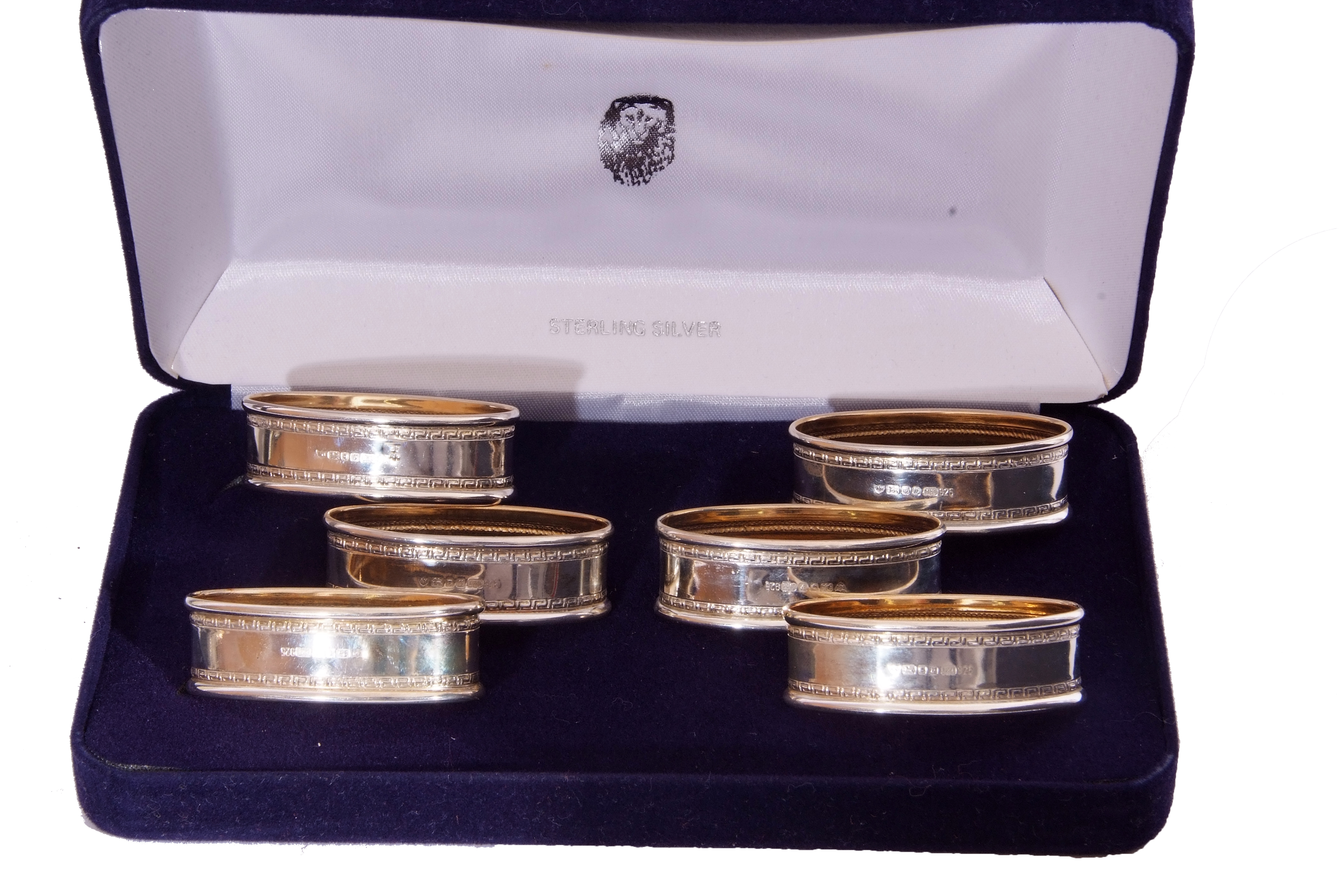 Mixed Lot: cased set of six Elizabeth II napkin rings of engraved oval form, 5cm wide, London 1995 - Image 2 of 4