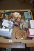 TRAY OF SUNDRIES TO INCLUDE CANDLE HOLDERS, TWO BOXED KENSINGTON GIFTWARE MODELS ETC