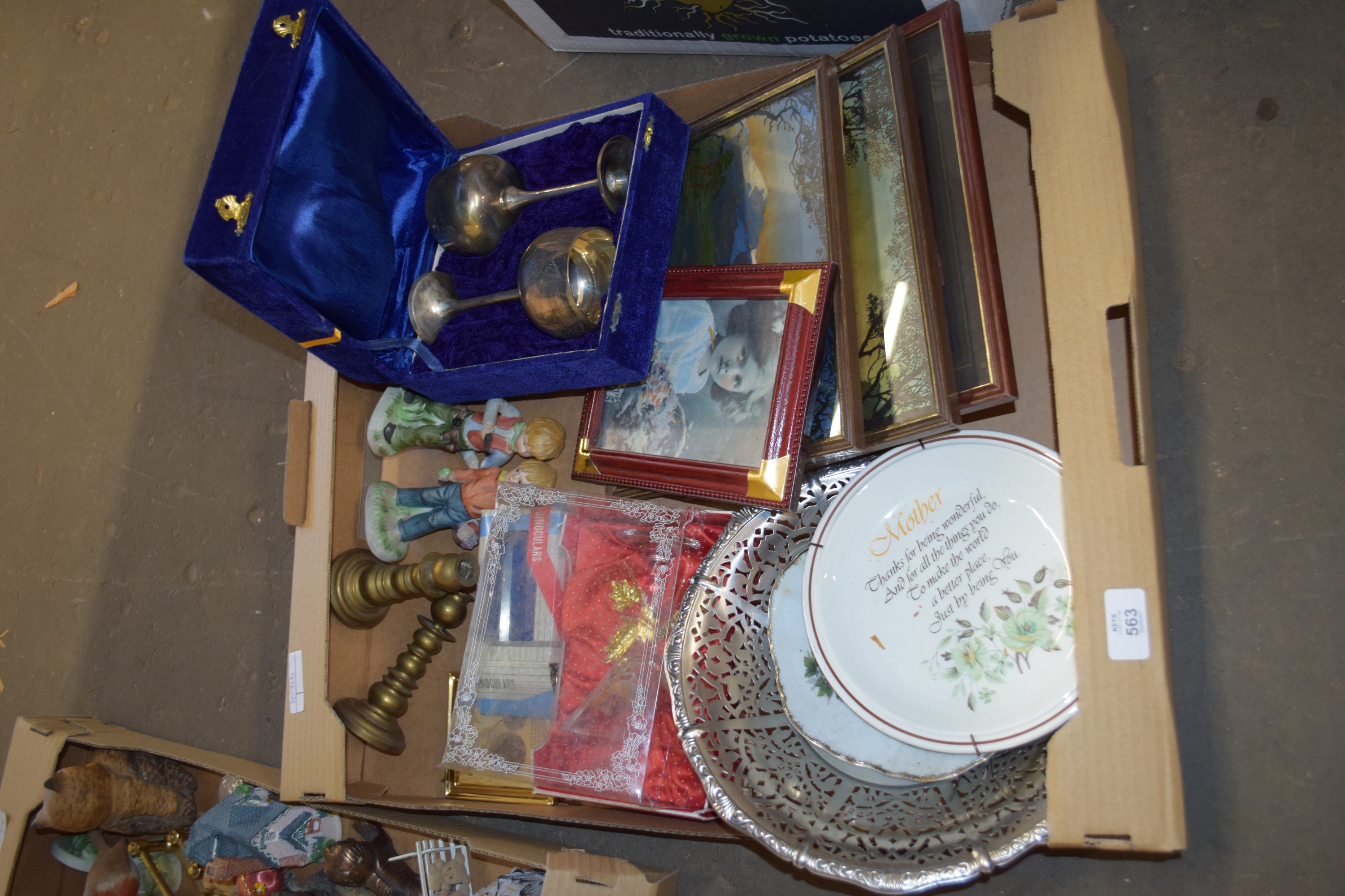 TRAY OF SUNDRIES INCLUDING PLATES, BRASS CANDLESTICK HOLDERS ETC