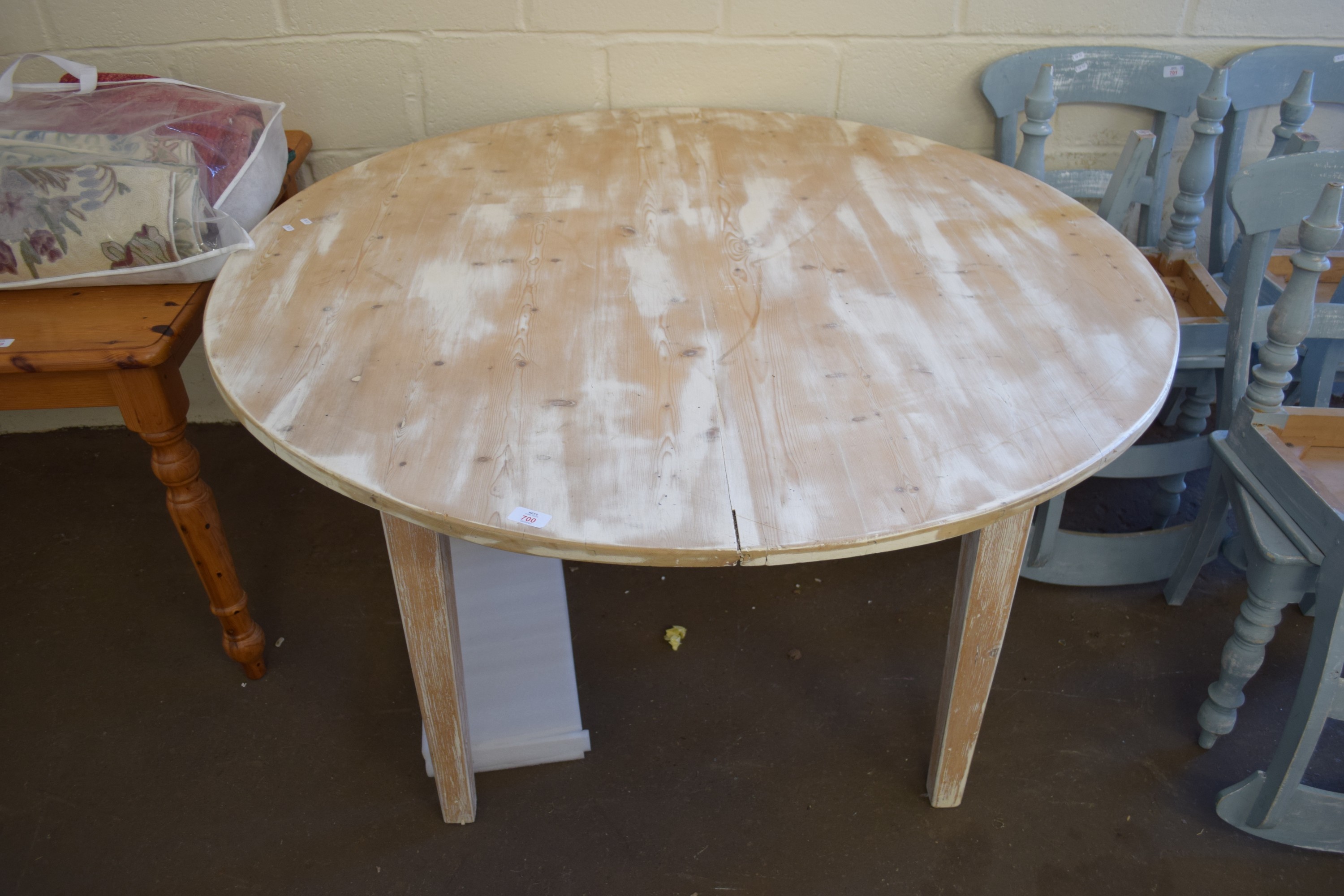LARGE WHITEWASHED PINE TABLE SUPPORTED ON TAPERING LEGS, 137CM WIDE
