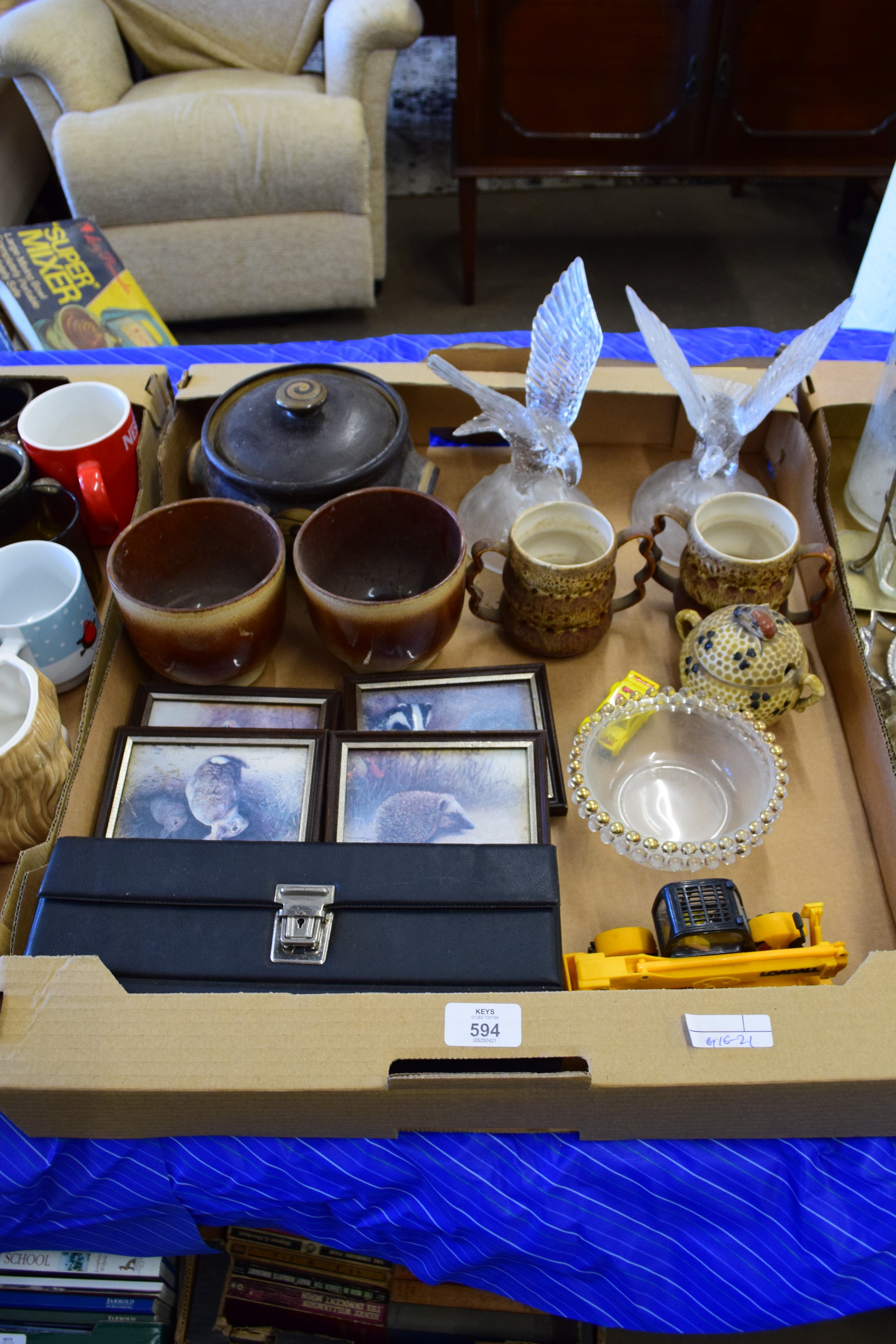 TRAY CONTAINING CERAMICS AND PAIR OF GLASS MODELLED EAGLES