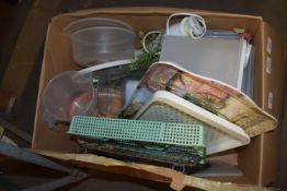 BOX OF VARIOUS KITCHENWARES TO INCLUDE TUPPERWARE ETC