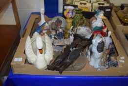 BOX CONTAINING MIXED CERAMICS, BIRD MODELS, ANIMAL MODELS ETC