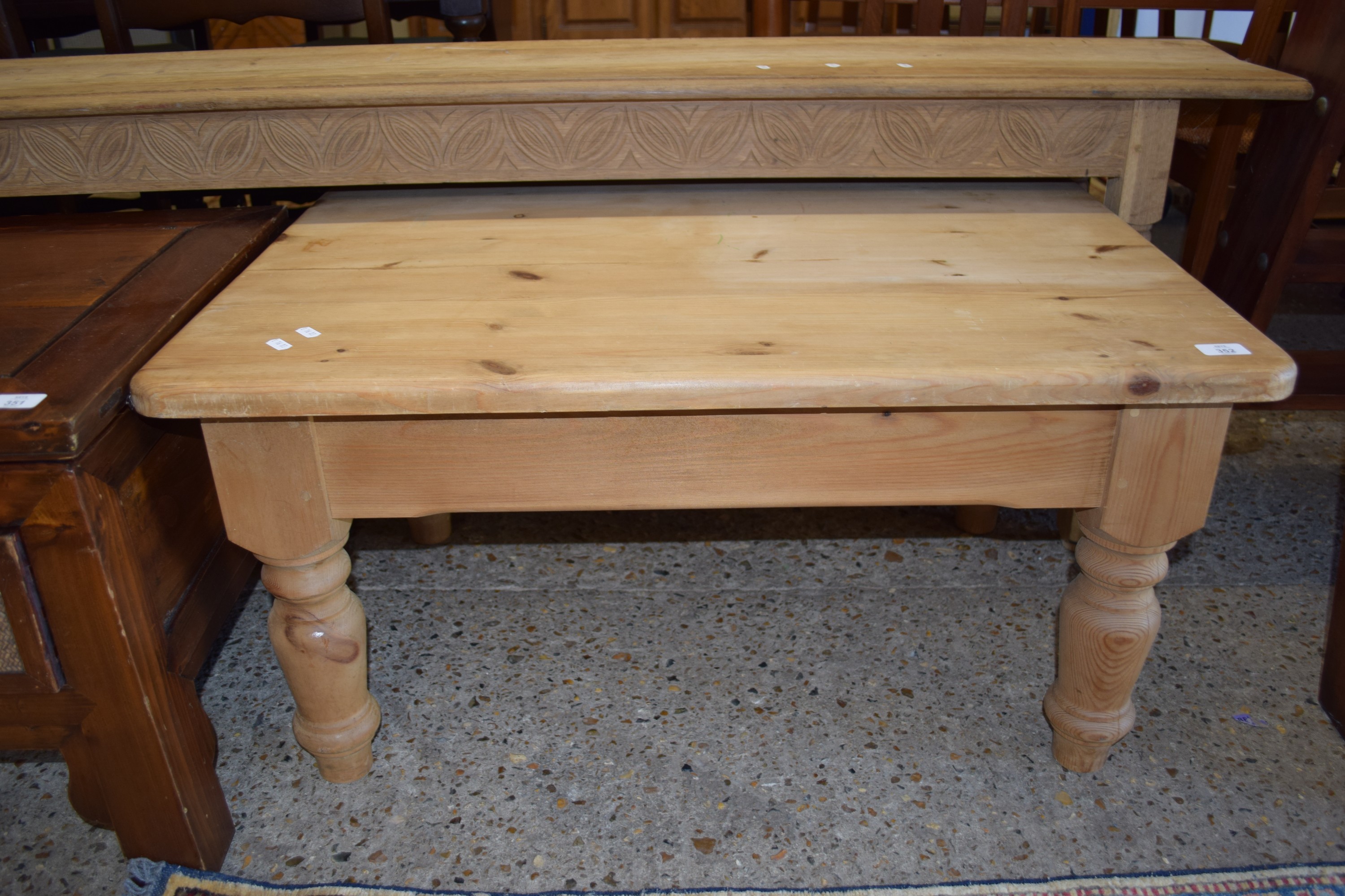 MODERN WAXED PINE COFFEE TABLE WITH HEAVY TURNED LEGS, APPROX 89 X 61CM