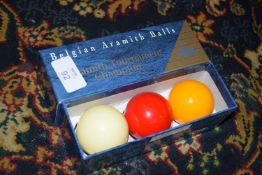 Boxed set of English billiard balls (spot white)