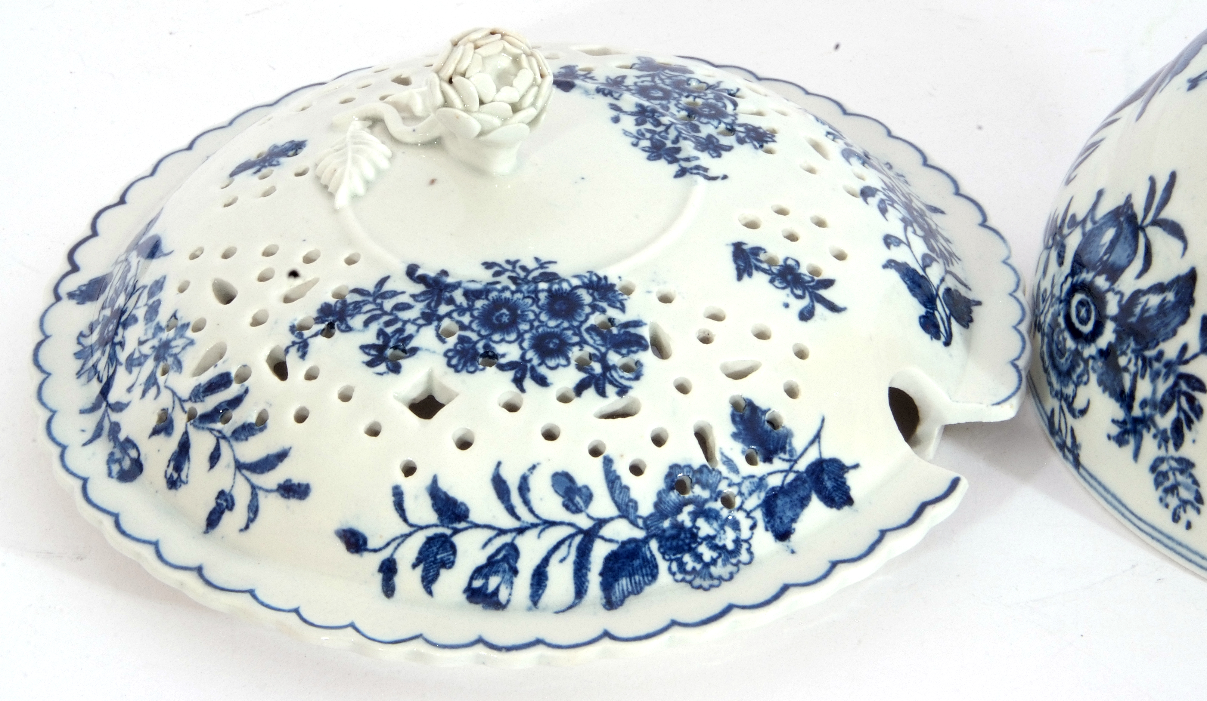 Lowestoft porcelain rice bowl, cover and stand, or small dessert tureen, decorated with the pine - Image 10 of 11