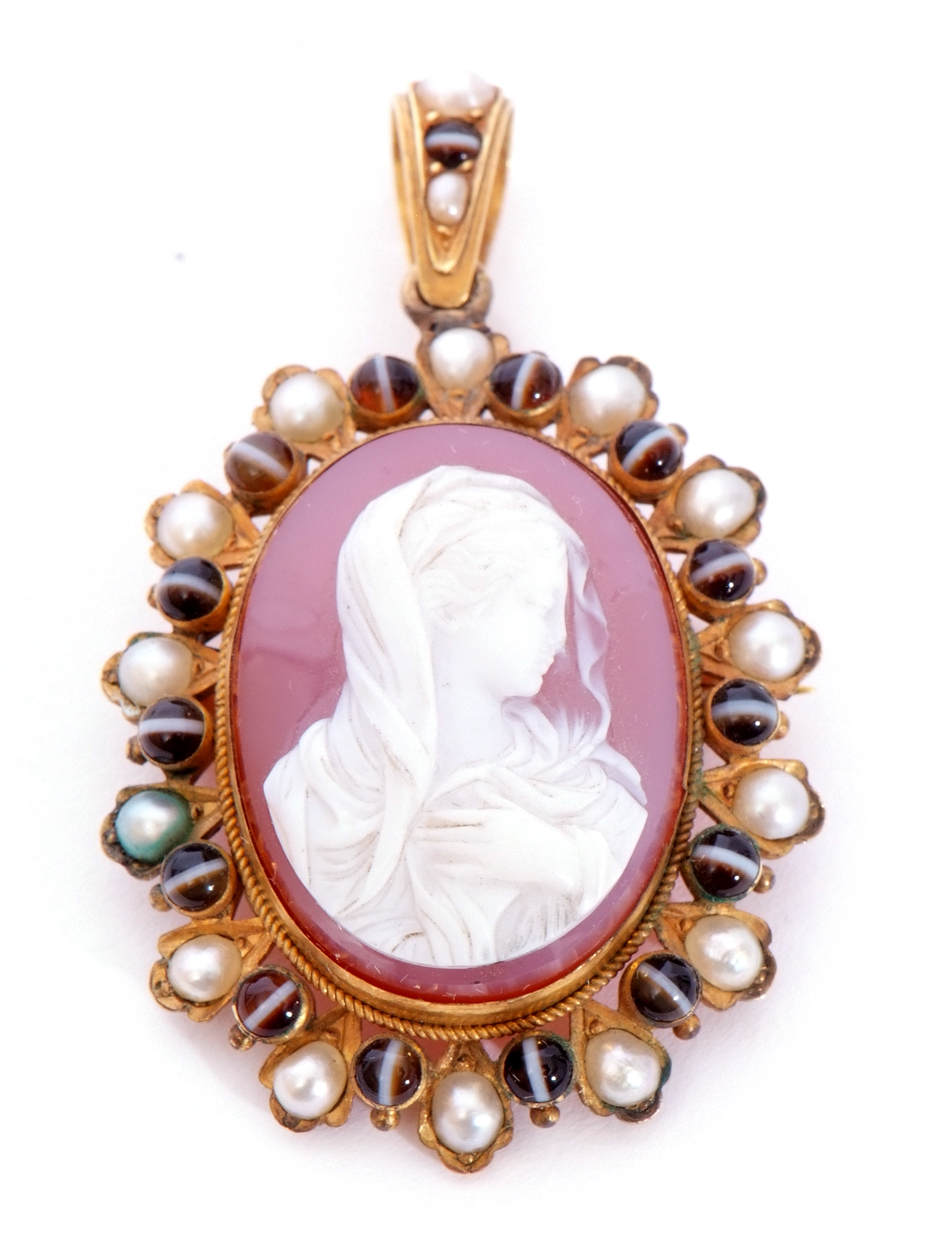 Victorian hardstone cameo pendant depicting a veiled lady carved in high relief, 25 x 20mm in a