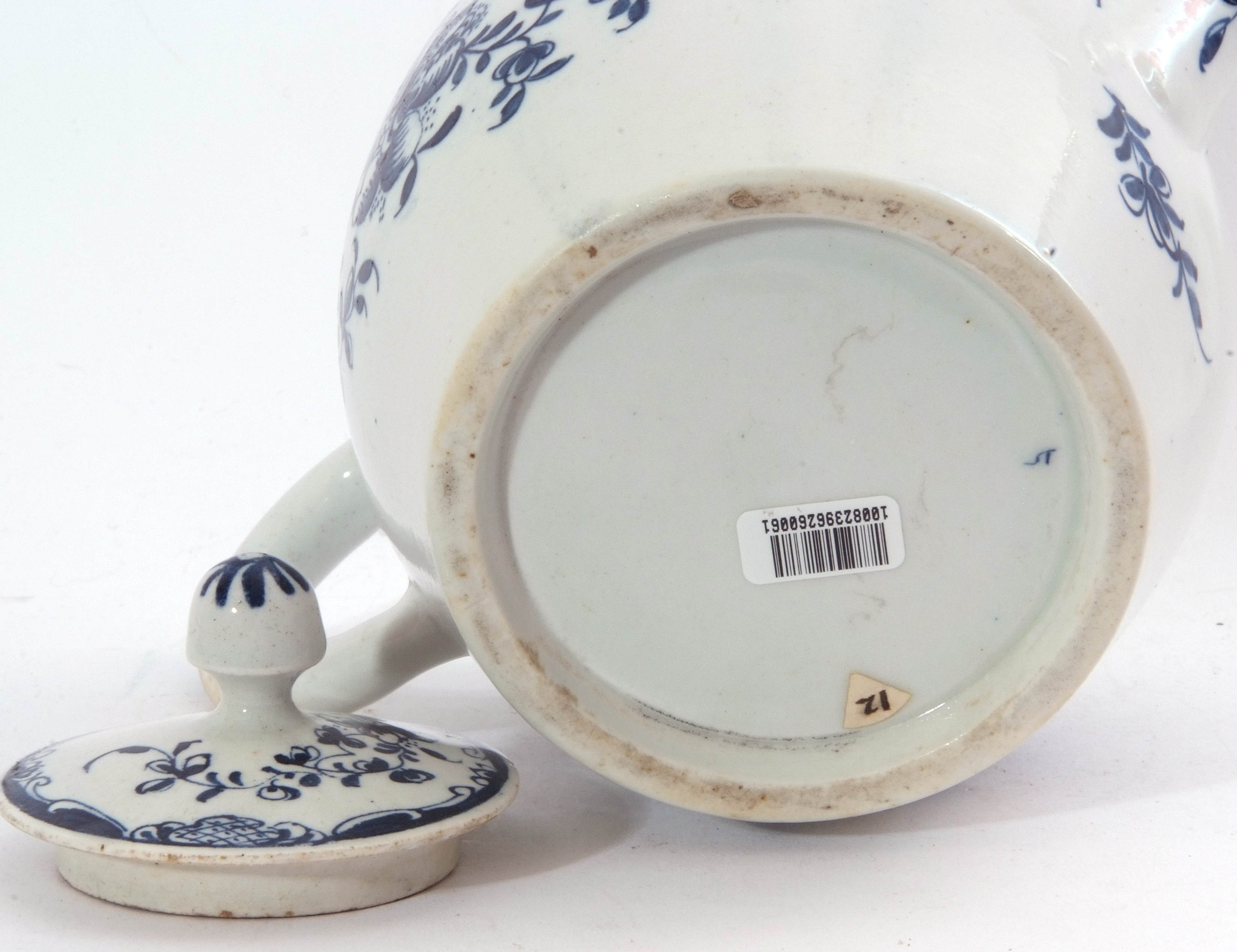 Unusual Lowestoft porcelain barrel shaped tea pot and cover, decorated with trailing flowers - Image 6 of 6