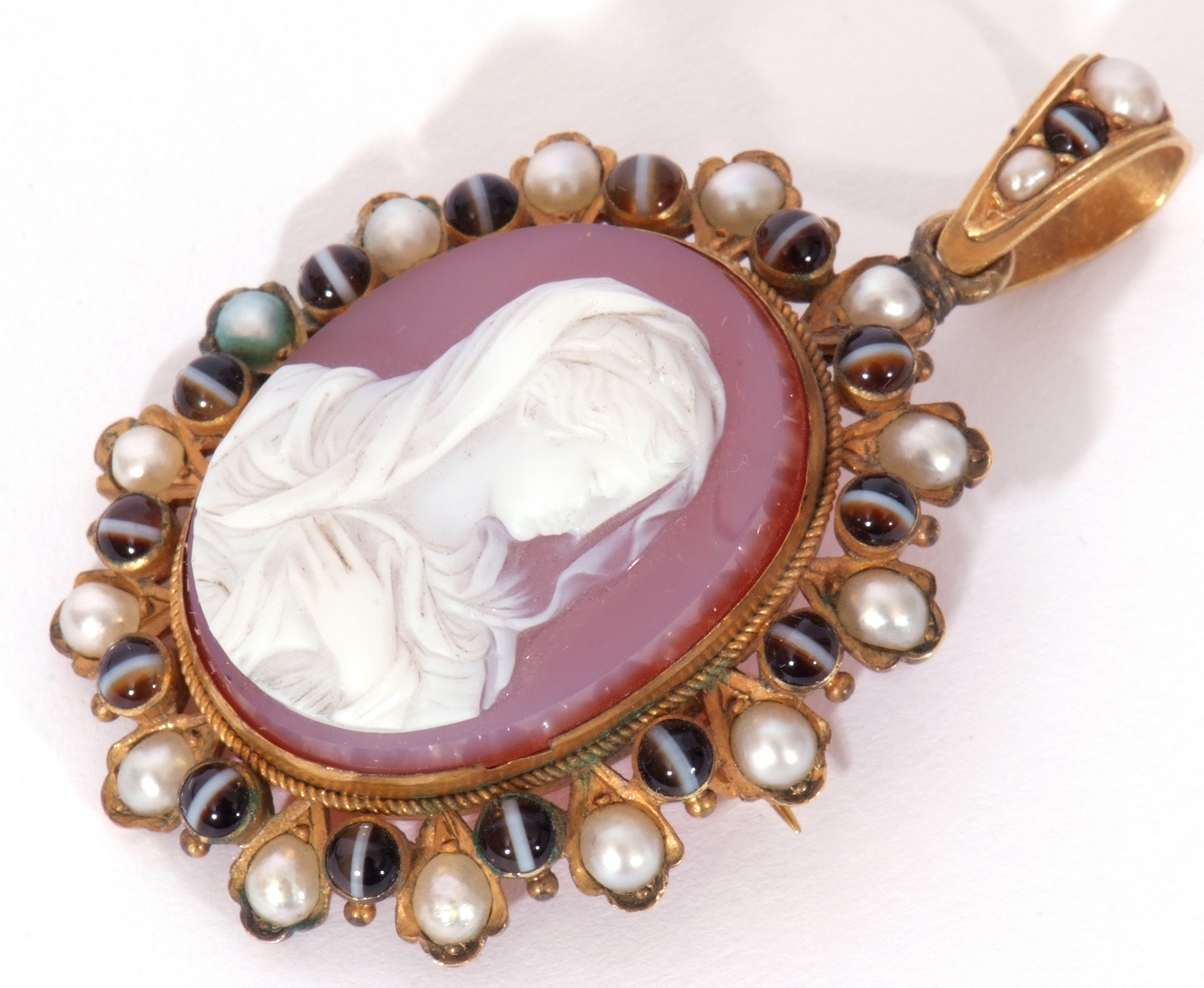 Victorian hardstone cameo pendant depicting a veiled lady carved in high relief, 25 x 20mm in a - Image 4 of 4