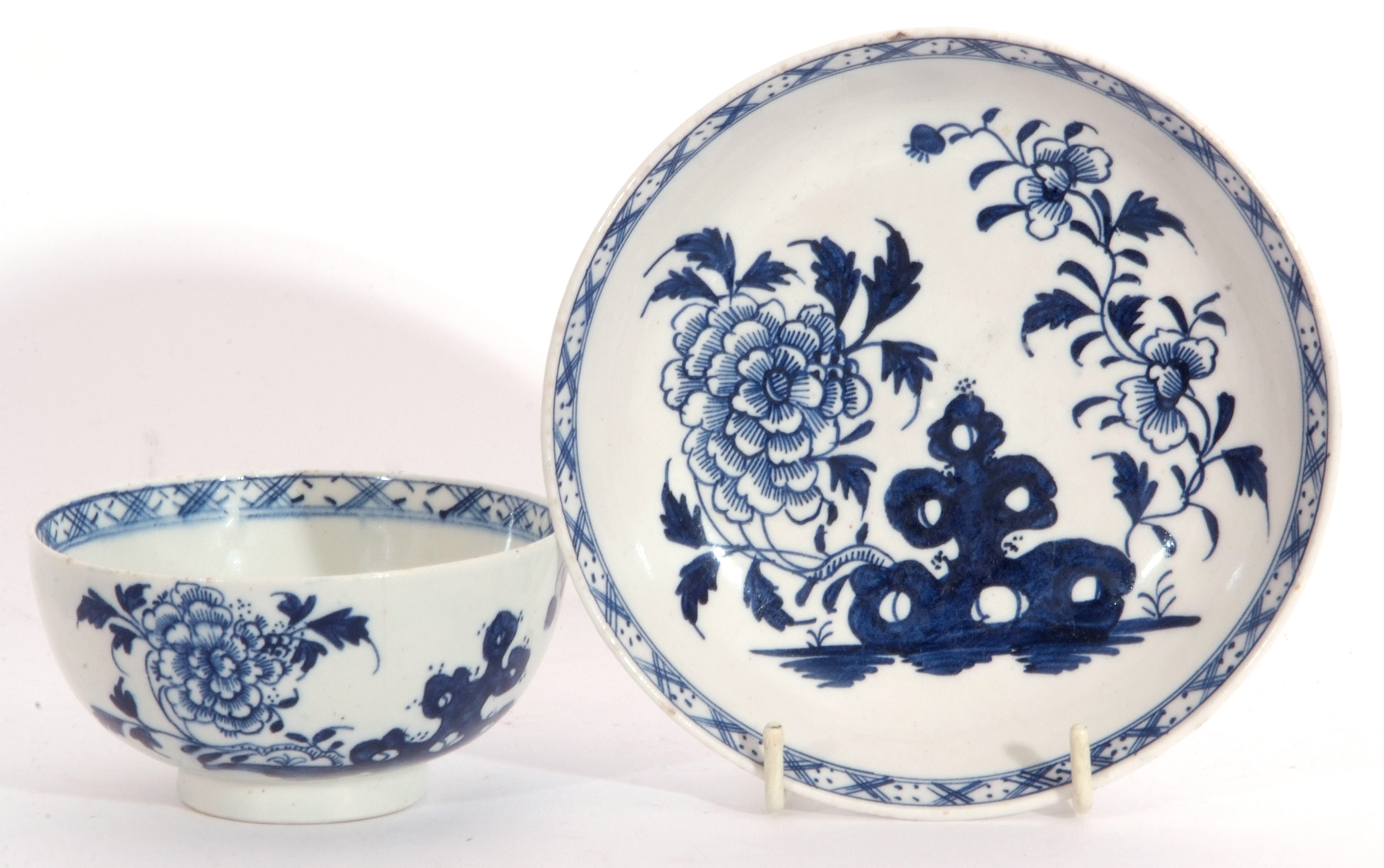 Large Lowestoft porcelain tea bowl and saucer decorated in underglaze blue with flowers and rock - Image 3 of 9