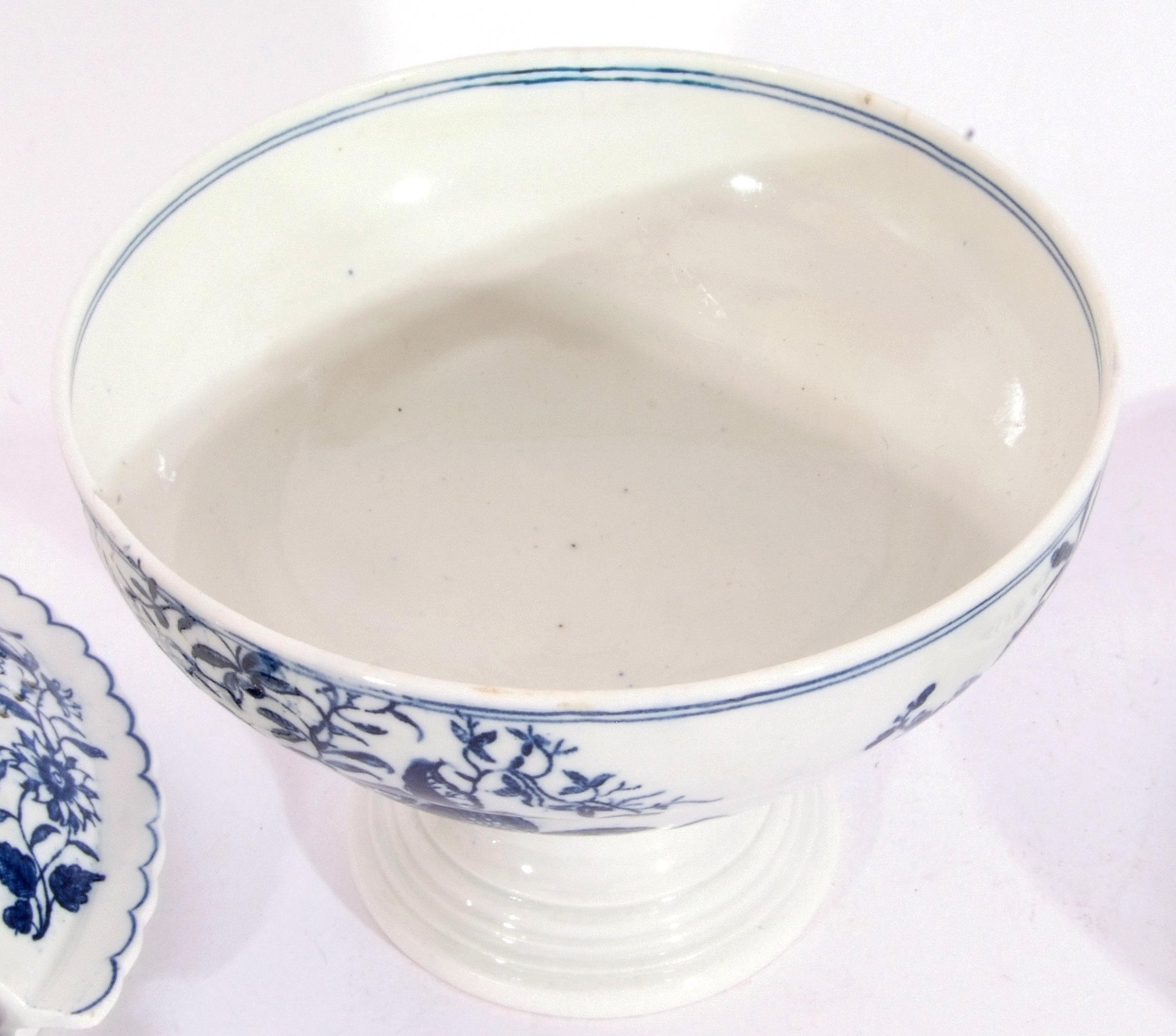 Lowestoft porcelain rice bowl, cover and stand, or small dessert tureen, decorated with the pine - Image 9 of 11