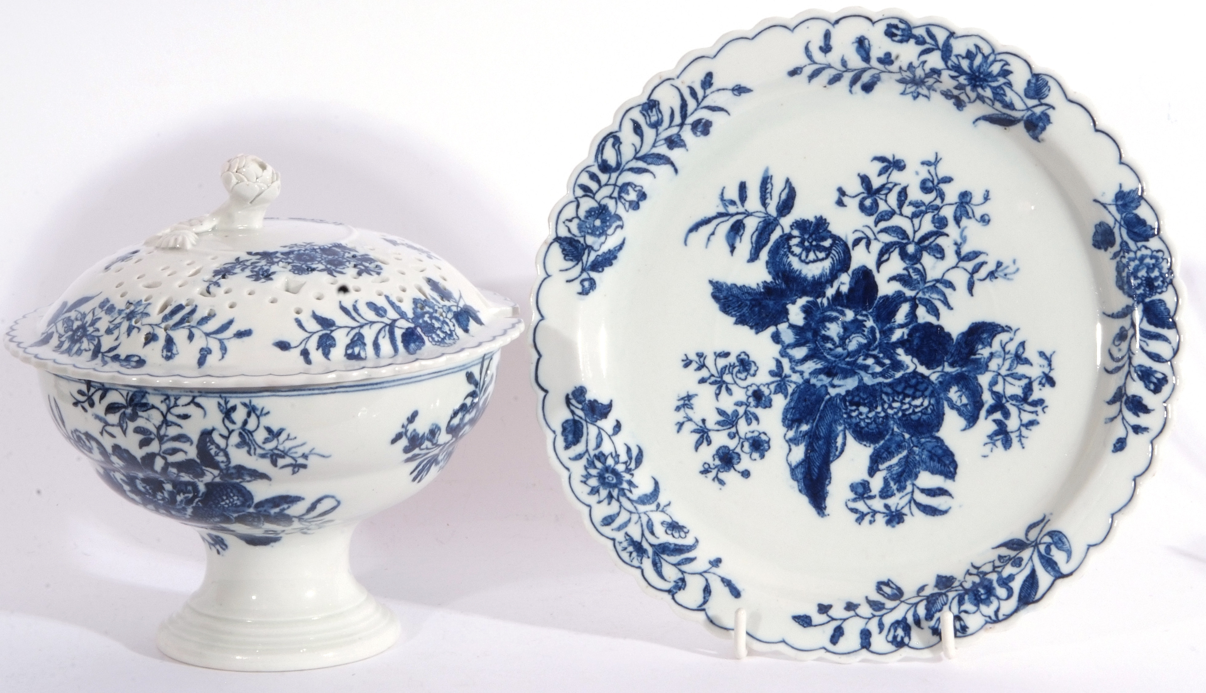 Lowestoft porcelain rice bowl, cover and stand, or small dessert tureen, decorated with the pine - Image 3 of 11