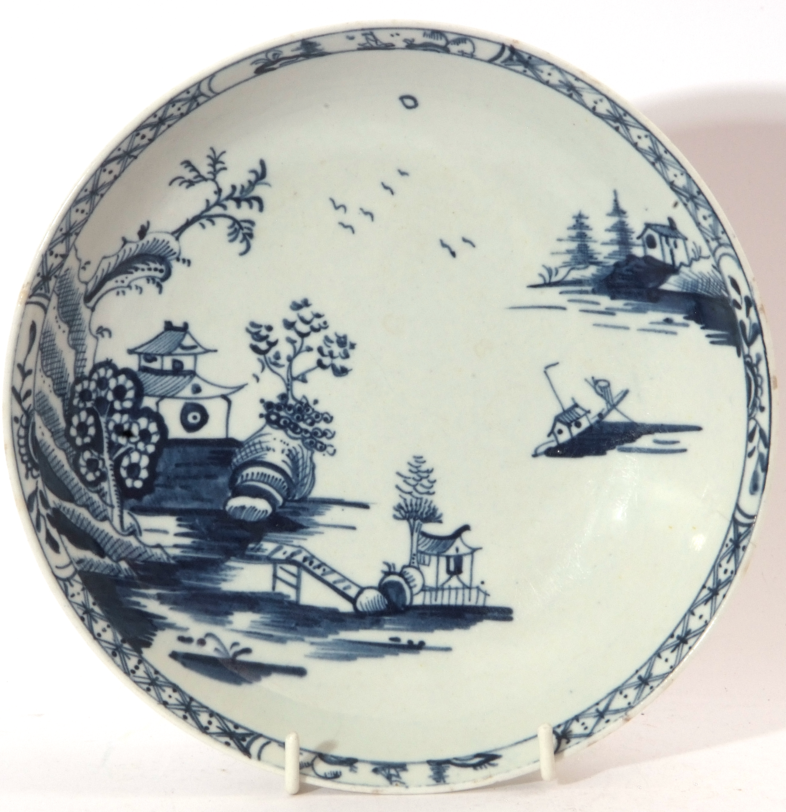 Lowestoft porcelain saucer dish decorated with a chinoiserie river scene, the border with small - Image 5 of 7